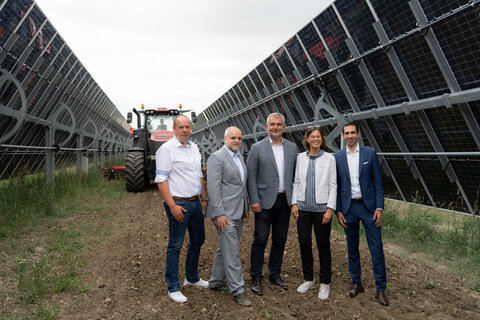 Johannes Mezgolits (Bürgermeister Donnerskirchen), Matthias Grün (Vorstandsvorsitzender Esterhazy Betriebe AG), Landesrat Heinrich Dorner, Silvia Angelo (Vorständin ÖBB-Infrastruktur AG), Stephan Sharma (CEO Burgenland Energie) (v.l.).