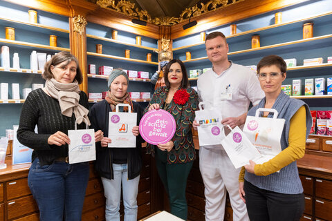 Sigrid Rohringer, Frauenhaus Burgenland, Victoria Gärtner, Frauenhaus Burgenland, Landeshauptmann-Stellvertreterin Astrid Eisenkopf, David Pocza, Apotheke "Zum Granatapfel" der Barmherzigen Brüder und Julia Kornfeind, Vizepräsidentin der Landesgeschäftsstelle Burgenland der Apothekerkammer