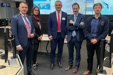 Im Zentrum für die Koordination von Notfallmaßnahmen (ERCC) tauschte sich Landsrat Heinrich Dorner (Bildmitte) mit dem Leiter der Einheit Katastrophenschutzpolitik in der Generaldirektion, Hans Ulrich Goessl (2.v.r.), über die neuesten technischen Entwicklungen und Standards im Bereich des Katastrophenschutzes aus.