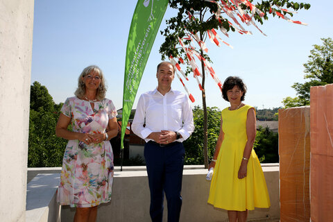 Landesrat Dr. Leonhard Schneemann mit Obfrau Roswitha Knebelreiter (4.v.l.) und Bürgermeistern LAbg. Elisabeth Böhm