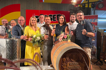 Landtagspräsidentin Astrid Eisenkopf, Landesrätin Daniela Winkler mit Bürgermeister LAbg. Kilian Brandstätter, Weinbauverbandspräsident Andreas Liegenfeld und weiteren Gästen bei der Eröffnung