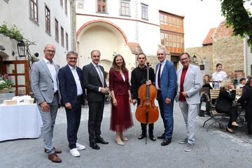 KBB-Eventmanager Werner Glösl, Michael Gerbavsits, Geschäftsführer Joseph Haydn Privathochschule, Landesrat Leonhard Schneemann, Landeshauptmann-Stellvertreterin Anja Haider-Wallner, Musiker Damjan Stuller (Violoncello), Intendant Gerhard Krammer und Norbert Darabos, Standortleiter Burg Schlaining.