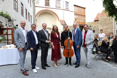 KBB-Eventmanager Werner Glösl, Michael Gerbavsits, Geschäftsführer Joseph Haydn Privathochschule, Landesrat Leonhard Schneemann, Landeshauptmann-Stellvertreterin Anja Haider-Wallner, Musiker Damjan Stuller (Violoncello), Intendant Gerhard Krammer und Norbert Darabos, Standortleiter Burg Schlaining.