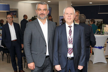 Landesrat Heinrich Dorner mit Rudolf Meixner, dem Geschäftsführer der Plasmavita Healthcare II GmbH bei der Eröffnung des Plasmavita-Spendezentrums in Oberpullendorf.
