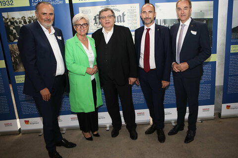 Landeshauptmann Mag. Hans Peter Doskozil, Landtagsabgeordnete Doris Prohaska, Dr. Gerhard Baumgartner (Wissenschaftlicher Leiter des Dokumentationsarchivs des österreichischen Widerstandes), Bürgermeister Ing. Harald Kahr und Landesrat Dr. Leonhard Schneemann (v.l.) vor den Zeittafeln, die die Geschichte der Gemeinde widerspiegeln.