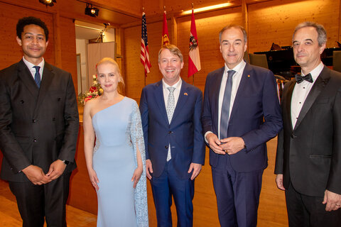 Landesrat Dr. Leonhard Schneemann und US-botschafter Art Fisher mit Dirigent William Garfield Walker, der mit seinem Nova Orchester Wien sowie mit Sopranistin Marta Poliszot und Bariton Adrian Eröd zum 250. Geburtstag der USA das „Freedom 250 Concert“ im Lisztzentrum Raiding gestaltete.