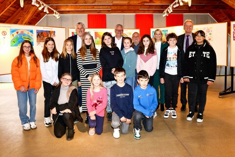 Gerold Stagl (Landesdirektor Wiener Städtische), Bürgermeister Thomas Steiner, Harro Pirch (Maler), Landesrätin Daniela Winkler, und Peter Bolech (Präsident Lions Club Eisenstadt) mit den Gewinner*innen