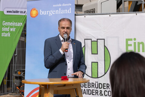 Landesrat Leonhard Schneemann hält eine Rede bei der Gleichenfeier.