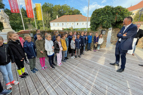 Gemeinsam mit Bildungsdirektor Heinz Josef Zitz, Thomas Blaguss, dem Standortleiter der Friedensburg Schlaining Norbert Darabos und der 3. und 4. Volksschulklasse aus Stadtschlaining hat Landeshauptmann Hans Peter Doskozil symbolisch alle Schülerinnen und Schülern des Landes herzlich eingeladen, das Angebot zu nutzen