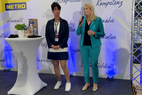 Landesrätin Mag.a (FH) Daniela Winkler auf der Bühne mit Standortleiterin Claudia Mokosch (v.l.).