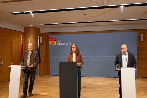 (v.l.n.r.) SPÖ-Landwirtschaftssprecher LAbg. Gerhard Bachmann, Landeshauptmann-Stellvertreterin Anja Haider-Wallner und Andreas Liegenfeld, Präsident des Burgenländischen Weinbauverbandes bei der Pressekonferenz.