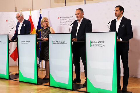 Landeshauptmann Hans Peter Doskozil (2.v.r.), Bundesministerin Leonore Gewessler (2.v.l.), Vorstandsvorsitzender CEO Stephan Sharma (Burgenland Energie AG) (r.) und Vorstandsvorsitzender Michael Strugl (Verbund AG) (l.) stellten das neue Projekt der großvolumigen Elektrolyseanlage im Burgenland im Bundesministerium für Klimaschutz, Umwelt, Energie, Mobilität, Innovation und Technologie in Wien vor.