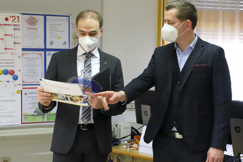 Für Landesrat Dr. Leo Schneemann gab es von den TeilnehmerInnen der Anlehre und BUZ-Geschäftsführer Christian Vlasich (r.) ein Andenken..