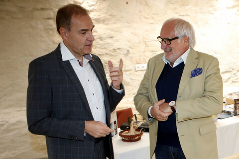 Landesrat Dr. Leonhard Schneemann im Gespräch mit Michael Schottenberg (v.l.).