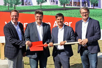 Spatenstich für „Neues Betreutes Wohnen“ in Schattendorf. V.l.: Vizebgm. Thomas Hoffmann, Bgm. Johann Lotter, Soziallandesrat Christian Illedits, OSG-GF KommR Dr. Alfred Kollar