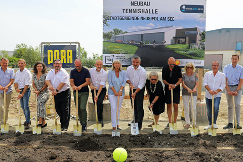 Landesrat Heinrich Dorner (6.v.r.) nahm gemeinsam mit Bürgermeisterin Elisabeth Böhm (Mitte), Vizebürgermeister Heinz Josef Zitz (6.v.l.), BEP-Geschäftsführer und Technischer Leiter Thomas Rosner (2.v.l.) sowie weiteren Beteiligten, Baufirmen und Gemeinderätinnen und Gemeinderäten den Spatenstich der neuen Tennishalle vor.
