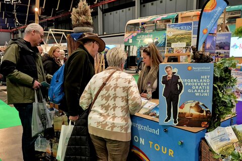 Der Stand von Burgenland Tourismus auf der Vakantiebeurs in Utrecht. Zahlreiche Messegäste nutzen die Gelegenheit zum Austausch mit dem Team und informieren sich über das touristische Angebot des Burgenlandes.