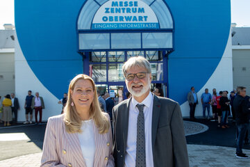 Landesrätin Daniela Winkler und Burgenland Messe-Geschäftsführer Markus Tuider (v.l.) vor dem Eingang der Inform in Oberwart.
