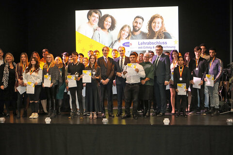 Gruppenfoto aller Geehrten mit Landesrat Dr.  Leonhard Schneemann und allen Ehrengästen.