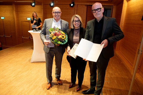 Bürgermeister Georg Rosner und Landschaftsarchitekt Heinz Gerbl (v.l.) nahmen den Preis von KBB-Geschäftsführerin Claudia Priber entgegen.