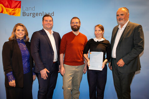 Anerkennungspreis zeitgenössische Architektur ArchitektInnenkollektiv ViA ZT KG für das Dorfzentrum Pöttelsdorf (v.l.): Claudia Priber, Abteilungsvorständin Abt. 7 Kultur, Bürgermeister Christian Kurz, Architekt Alexander Mayer, Architektin Johanna Aufner, Landeshauptmann Hans Peter Doskozil