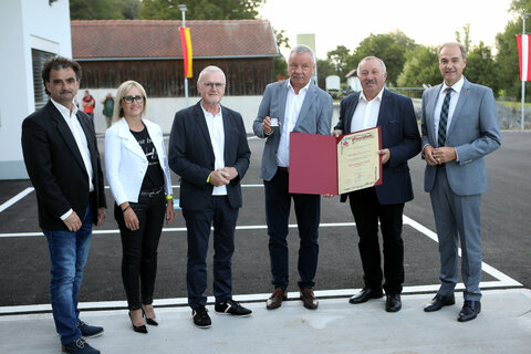 Vizebürgermeister Dietmar Zapfel, Amtsleiterin Annabell Postmann, Alt-Bürgermeister, Nationalrat außer Dienst, Ing. Erwin Kaipel, Bürgermeister Wilfried Bruckner und Landesrat Dr. Leonhard Schneemann (v.l.) überreichten dem ehemaligen Amtsleiter Gerhard Ziermann (3.v.r.) seitens der Gemeinde Riedlingsdorf das Ehrenzeichen in Gold.