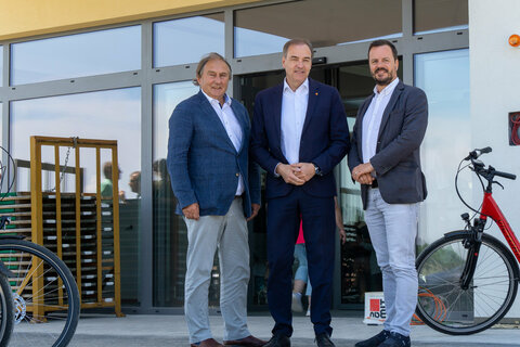 Bürgermeister Werner Friedl, Soziallandesrat Dr. Leonhard Schneemann und Arbeitersamariterbund-Geschäftsführer Andreas Balog vor dem neuen Pflegekompetenzzentrum in Zurndorf.