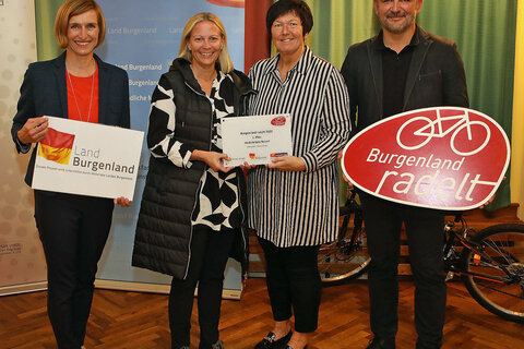 Manuela Wessely und Sabine Dominkovits nahmen von Christine Zopf-Renner und Landesrat Heinrich Dorner den Preis für den zweiten Platz für die Kinderkrippe Neutal entgegen.