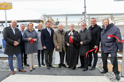 Neuer Bahnof Gols ist eröffnet: V.l. DI (FH) DI Arnold Schweifer, GF Neusiedler Seebahn GmbH, Prok. Ing. Jürgen M. Huber, Swietelsky AG - ZNL Bahnbau Wien, LRin Mag.a Daniela Winkler, Dir.in Petra Beck, MS Gols, Bgm. Kilian Brandstätter, Pater Meinrad Tomann, Pfarrerin Mag.a Ingrid Tschank, LH a.D. Hans Niessl, LR Mag. Heinrich Dorner, Dr. Gernot Grimm, GF Neusiedler Seebahn GmbH
