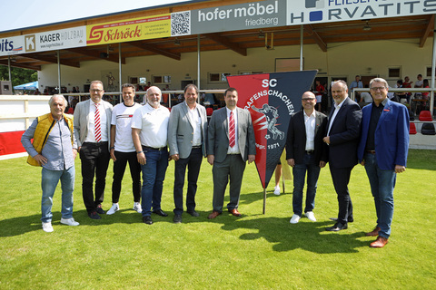 Moderator Hans Huber, SC Pinkafeld-Obmann Mario Windhaber, Burgenland Tourismus-Chef Didi Tunkel, BFV-Vizepräsident Konrad Renner, Grafenschachens Vizebürgermeister Johannes Pfeffer und Bürgermeister Marc Hoppel, SC Grafenschachen-Obmann Thomas Wagner, Landeshauptmann Hans Peter Doskozil und  ASKÖ Burgenland-Präsident Alfred Kollar (v.l.).