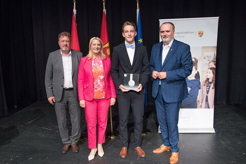 LH Hans Peter Doskozil gratulierte gemeinsam mit Bildungslandesrätin Daniela Winkler und Bildungsdirektor Alfred Lehner Maturant*innen mit ausgezeichnetem Erfolg.