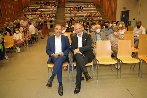 Landesrat Dr. Leonhard Schneemann mit FH Burgenland-Geschäftsführer Mag. Georg Pehm (v.l.).