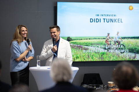 Burgenland Tourismus-Geschäftsführer Didi Tunkel und Moderatorin Sissy Gamauf-Leitner am heutigen Eröffnungstag.
