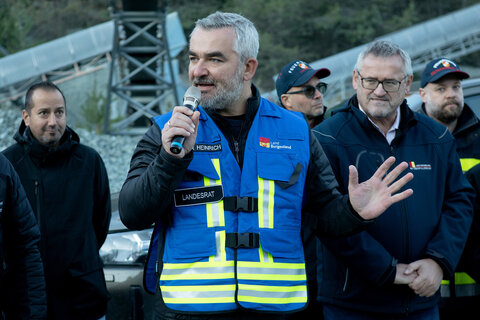 Landesrat Mag. Heinrich Dorner im Zuge der Abschlussbesprechung nach Ende der Übung.