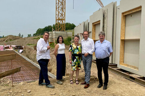 Soziallandesrat Dr. Leonhard Schneemann informierte sich vor Ort über den aktuellen Baufortschritt des Altenwohn- und Pflegeheimes in Redlschlag.