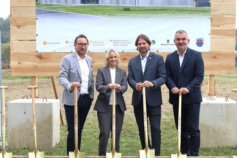 Bürgermeister LAbg. Jürgen Dolesch, Sportstaatssekretärin Michaela Schmidt, Präsident Andreas Freiberger und Sportlandesrat Heinrich Dorner beim Spatenstich für das neue Bundesleistungszentrum Rollsport in Stegersbach.