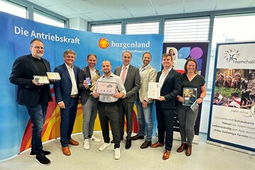 Wirtschaftslandesrat Dr. Leonhard Schneemann mit den neuen StartUp - GründerInnen.