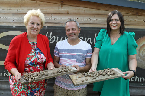 Verena Dunst und Astrid Eisenkopf mit Christian Janisch (Mitte) vom Betrieb Südburgenland-Schnecke.
