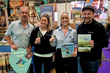 Erik Klap (Ronreizen), Anna Haas (Weintourismus Burgenland), Veronique Pardoen (Ronreizen) und Andreas Sagmeister (Burgenland Tourismus) am Burgenland-Stand bei der Vakantiebeurs in Utrecht.