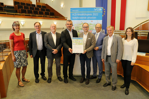 GRÜNE-Gemeinderätin von Parndorf, Christa Wendelin, Johann Rechberger, Bürgermeister von Parndorf, Wolfgang Kovacs, Verkehrslandesrat Mag. Heinrich Dorner, 1. Vizebürgermeister von Eisenstadt, Istvan Deli, Hubert Kuzdas (Regionalmanager Ost ÖBB-Postbus GmbH), Bürgermeister von Neufeld an der Leitha, Michael Lampel und Lina Mooshammer vom VCÖ (v.l.).