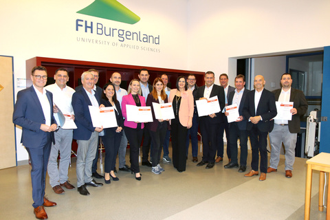 Gruppenbild mit Kursteilnehmer*innen des Bezirkes Oberwart: Erich Trummer, Heinz Hermann, Michael Leitgeb, Anton Szmolyan, Bettina Frank, Harald Kahr, Olivia Kaiser, Roman Dietrich, Carina Laschober-Luif, Johannes Pfeffer, Landeshauptmannstellvertreterin Astrid Eisenkopf, Wolfgang Nothnagel, Stefan Laimer, Jürgen Resch, Franz Wachter, Leo Radakovits, Marc Hoppel.