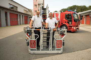 Landesfeuerwehrkommandant OBR Ing. Josef Kropf und Landesrat Mag. Heinrich Dorner (v.l.) besichtigten das neue Schmuckstück im Landesfeuerwehrkommando Burgenland.