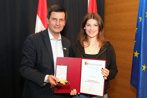 Sportlandesrat Christian Illedits bei der Übergabe der Auszeichnungen