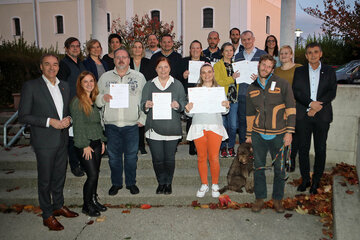 Soziallandesrat Dr. Leonhard Schneemann (vorne links), Tanja Tegeltija, BA (Kinder- und Jugendhilfe, Fachaufsicht Land Burgenland, 2.v.l. vorne) und der Leiter der Pädagogischen Hochschule Burgenland, HS-Prof. Mag. Dr. Klaus Novak (vorne rechts) überreichten die Diplome in Schlaining.