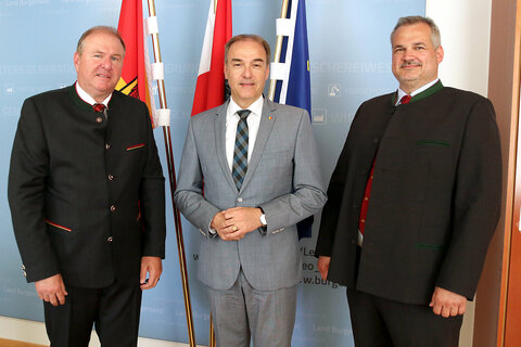 Roman Bunyai wurde von LR Schneemann als neuer Landesjägermeister angelobt. V.l. KommR Anton Putz, LR Dr. Leonhard Schneemann, Fö Ing. Roman Bunyai