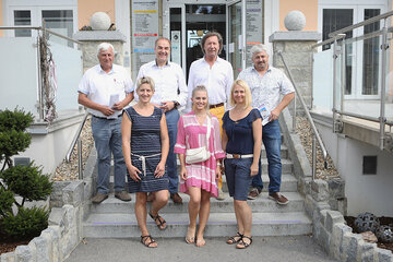 Landesrat Dr. Leonhard Schneemann (2.v.l. hinten) besuchte auf Einladung der Familie Pöll das GHZ Südburgenland vital in Pinkafeld. Mit ihm am Foto: Pinkafelds Bürgermeister, Landtagsabgeordneter und 3. Landtagspräsident, Mag. Kurt Maczek (2.v.r. hinten) sowie Helmut Pöll (links hinten), Rene Pöll (rechts hinten), Sonja Pöll, Hanna Pöll und Christine Pöll (vorne v.l.).