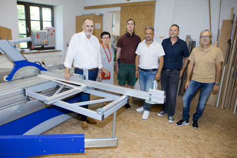 Landeshauptmann Hans Peter Doskozil mit vamos-Kassierin Silvia Rehberger, einem Mitarbeiter in der Tischlerei, Geschäftsführer Rene Höfer, MBA, Pädagogischer Leiter Markus Unger und Leiter der Tischlerei, Gerhard Berk (v.l.).