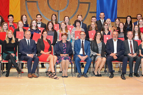 Landeshauptmann Hans Peter Doskozil (4.v.r. vorne) mit Harald Keckeis, Geschäftsführer der Krages (7.v.l. vorne) sowie den Lehrern und Lehrerinnen und den 22 Diplomanten und Diplomantinnen im Kulturzentrum Oberschützen.