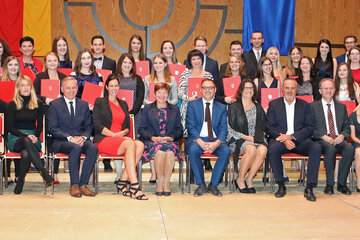 Landeshauptmann Hans Peter Doskozil (4.v.r. vorne) mit Harald Keckeis, Geschäftsführer der Krages (7.v.l. vorne) sowie den Lehrern und Lehrerinnen und den 22 Diplomanten und Diplomantinnen im Kulturzentrum Oberschützen.