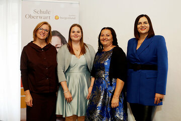 Landeshauptmann-Stellvertreterin Mag.a Astrid Eisenkopf (r.) und Direktorin DGKP Gabriele Ehrenhöfer, MSc (l.) mit PFA Julia Pichlbauer und PFA Natascha Maria Bauer (Mitte, v.l.), sie hielten die Dankesworte nach der Diplomverleihung.